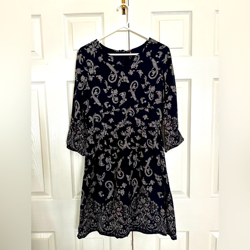 Cute v neck knee length dress with zipper in the back for formal and casual wear